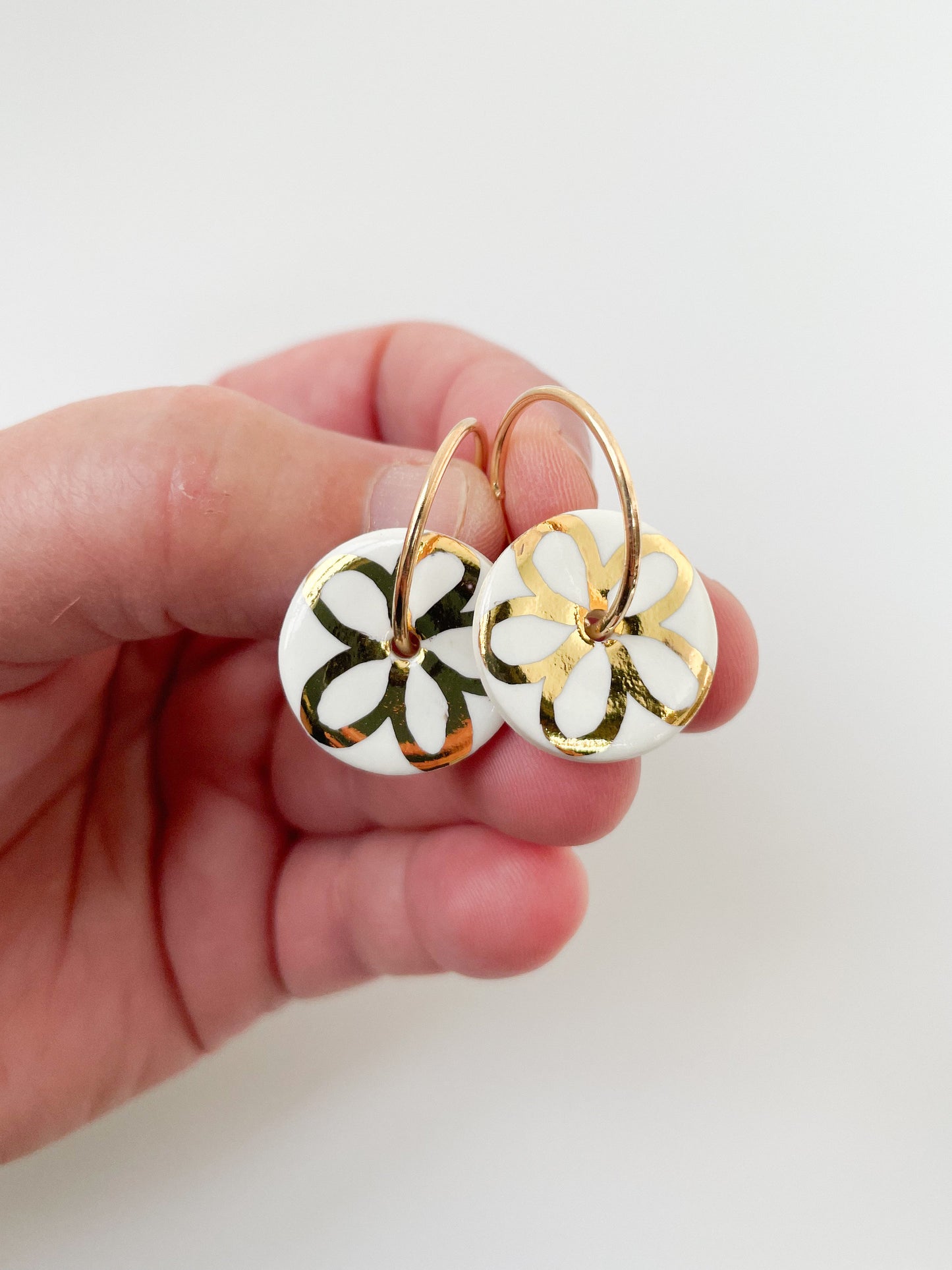 White round earring with gold flower